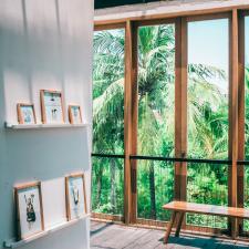 Why is Glass a Popular Element in Interior Décor?